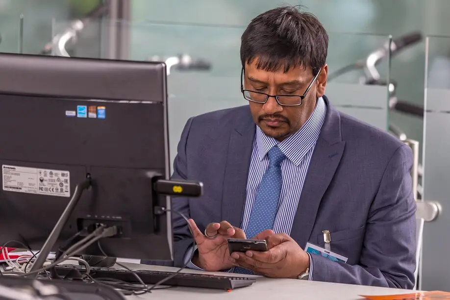 Team arbeitet gemeinsam an der Einführung von SAGE-ERP-Software